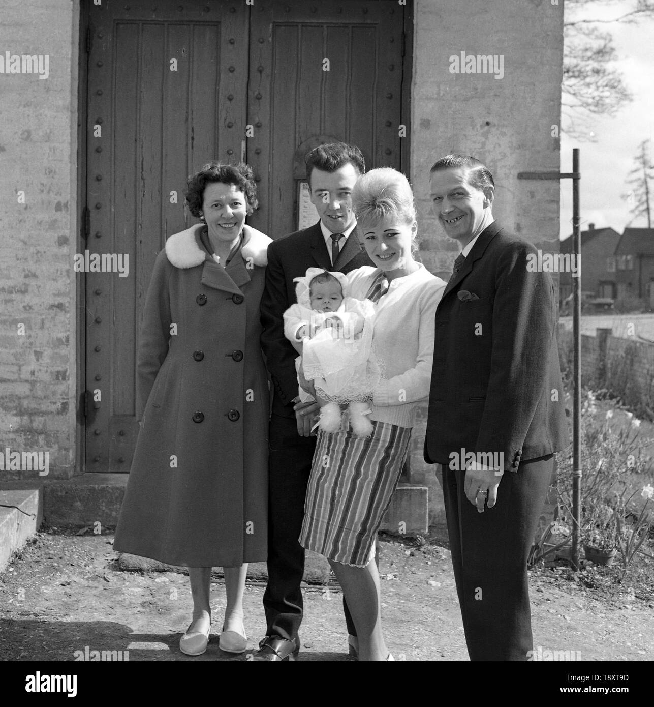Ein Baby Taufe in Großbritannien c 1962 Baby, Mutter, Vater und Großeltern Foto von Tony Henshaw Stockfoto