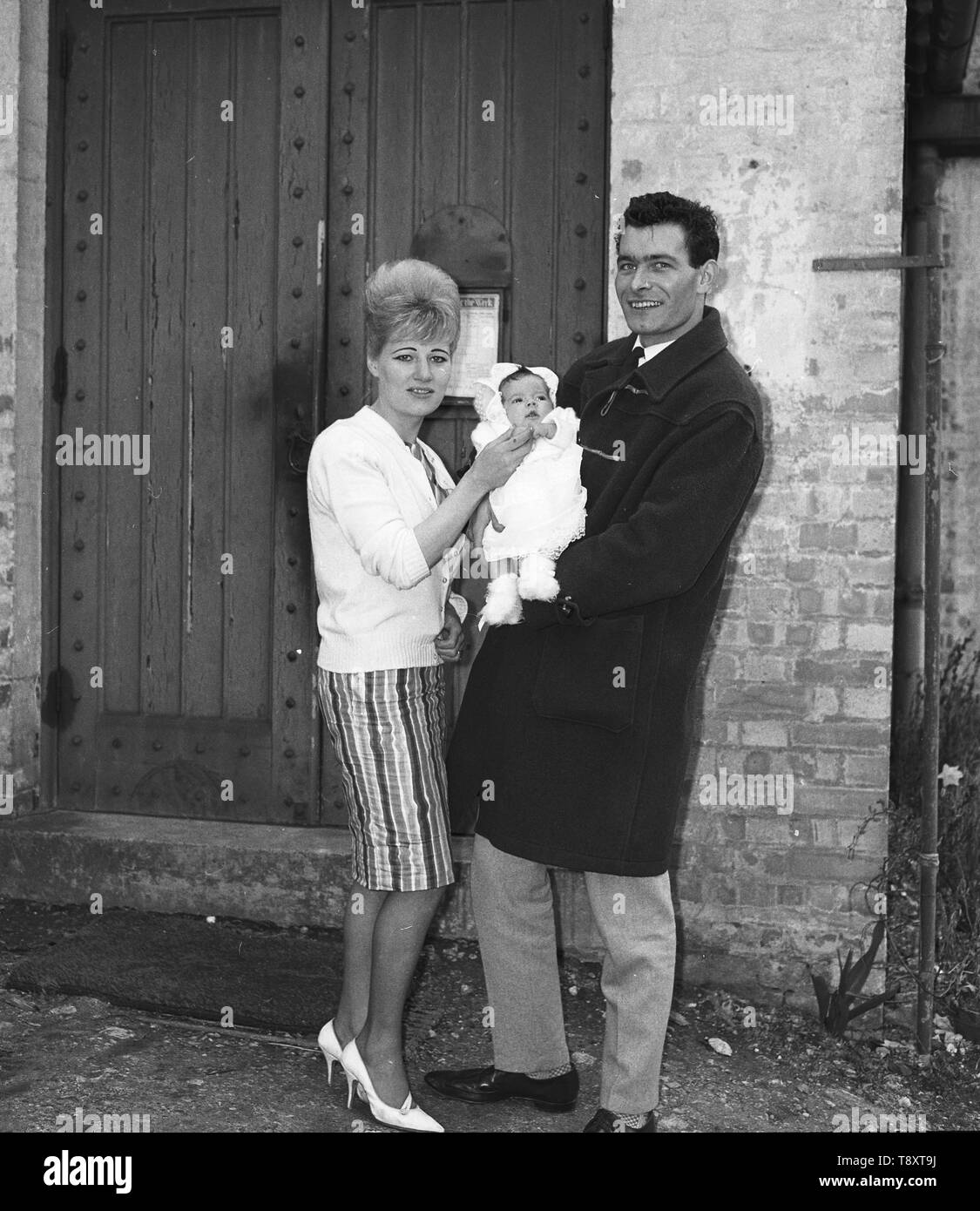 Ein Baby Taufe in Großbritannien c 1962 Mama und Papa mit Baby Foto von Tony Henshaw Stockfoto