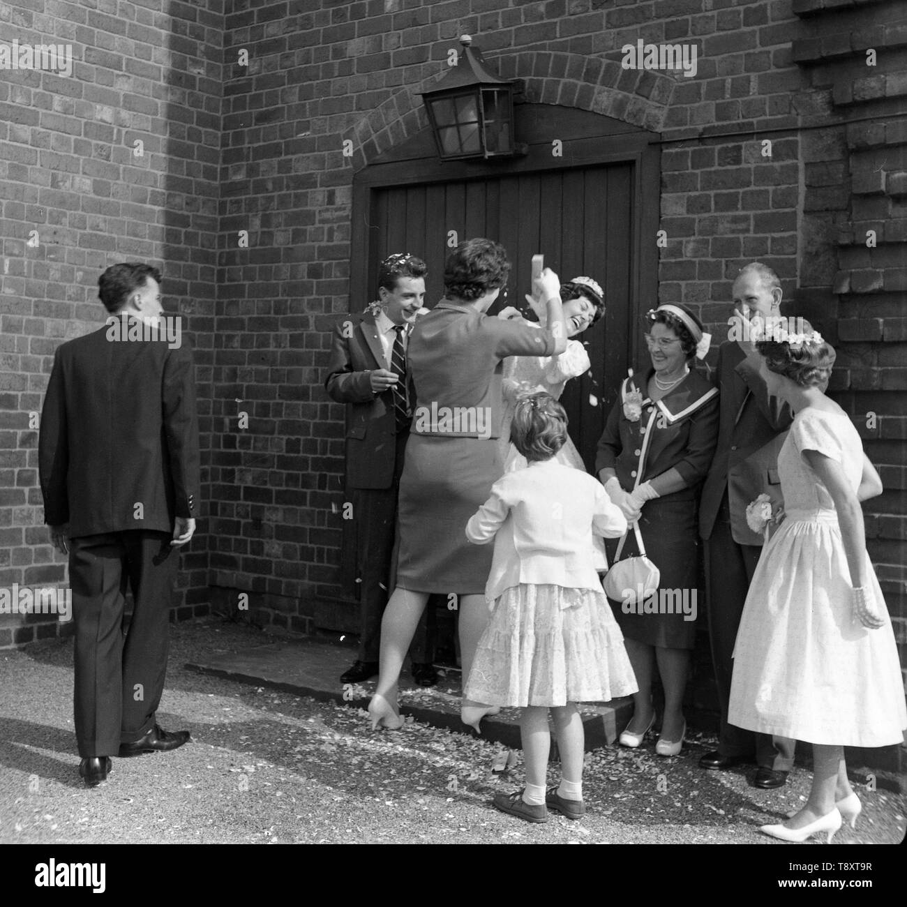 Eine Hochzeit in Großbritannien c 1960 Werfen Konfetti nur nach der Hochzeit Foto von Tony Henshaw Stockfoto