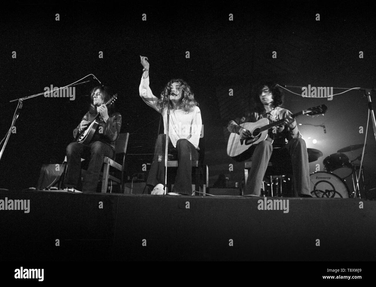 John Paul Jones, Robert Plant und Jimmy Page von Led Zeppelin durchführen auf der Bühne Oude Rai am 27. Mai 1972 in Amsterdam, Niederlande. (Foto von Gijsbert Hanekroot) Stockfoto