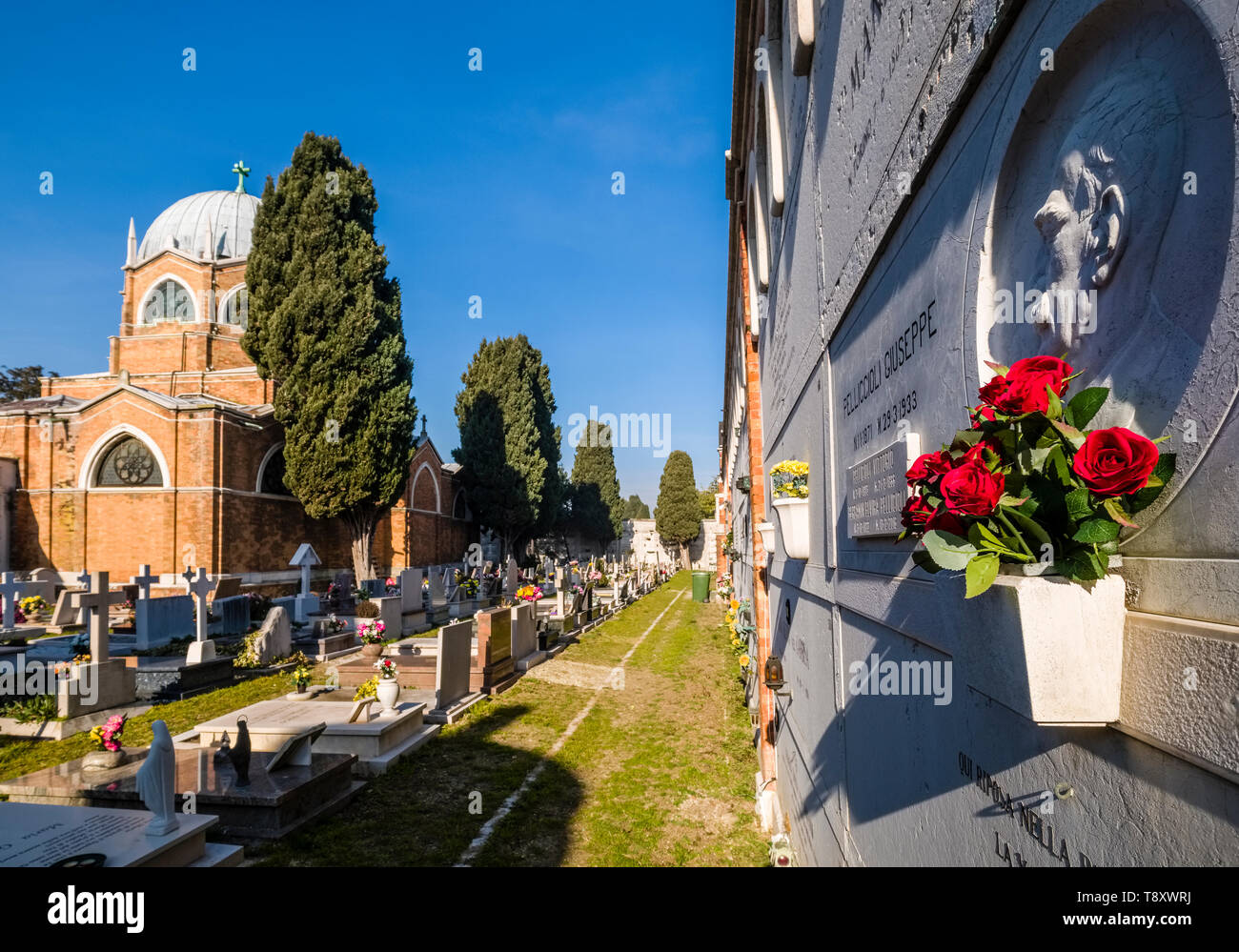 Urnengräber, Gräber und Gräber auf dem Friedhof Insel Cimitero di San Michele Stockfoto