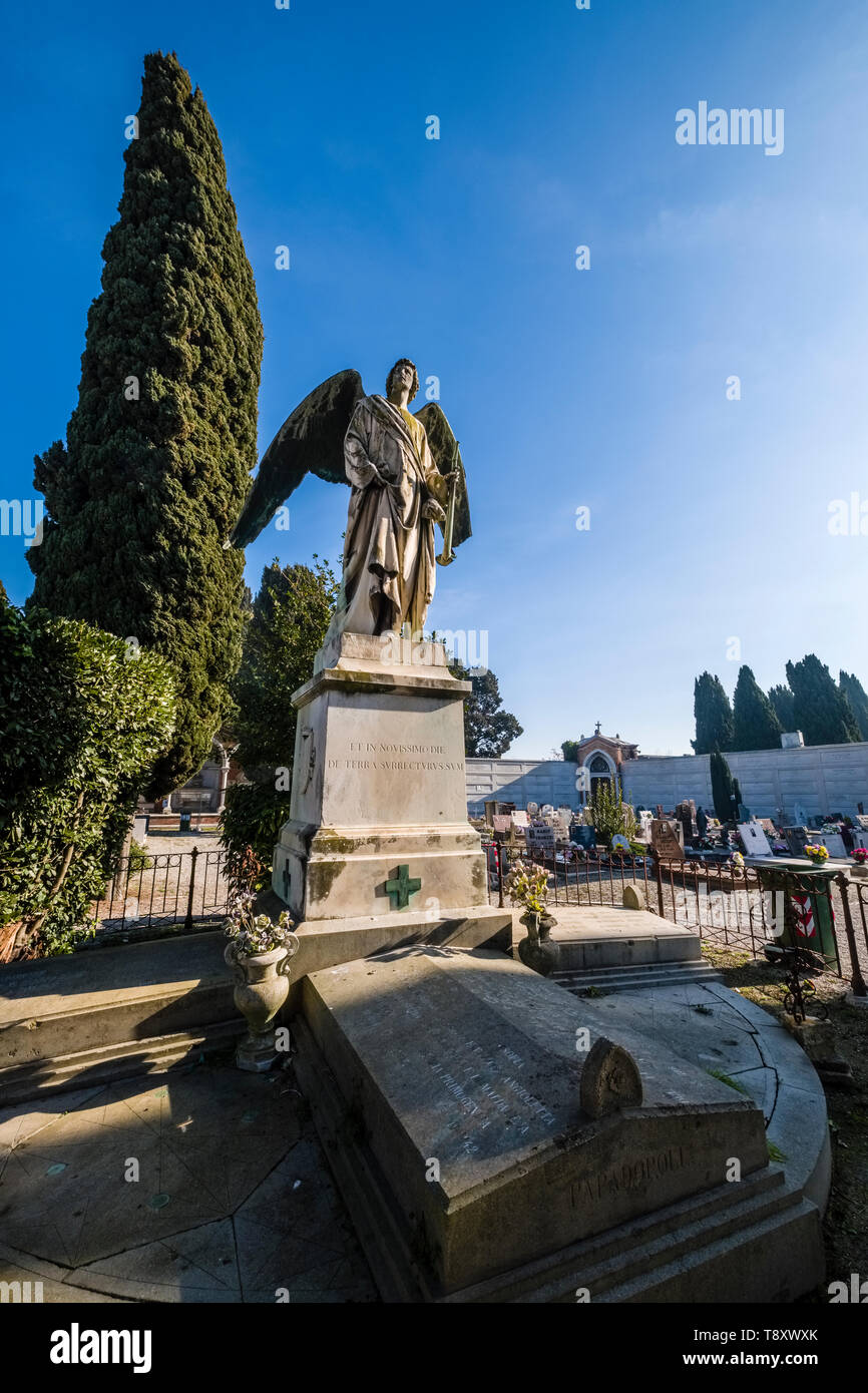 Die Felsen gehauene Skulptur eines Engels mit Blick auf die Gräber auf dem Friedhof Insel Cimitero di San Michele Stockfoto