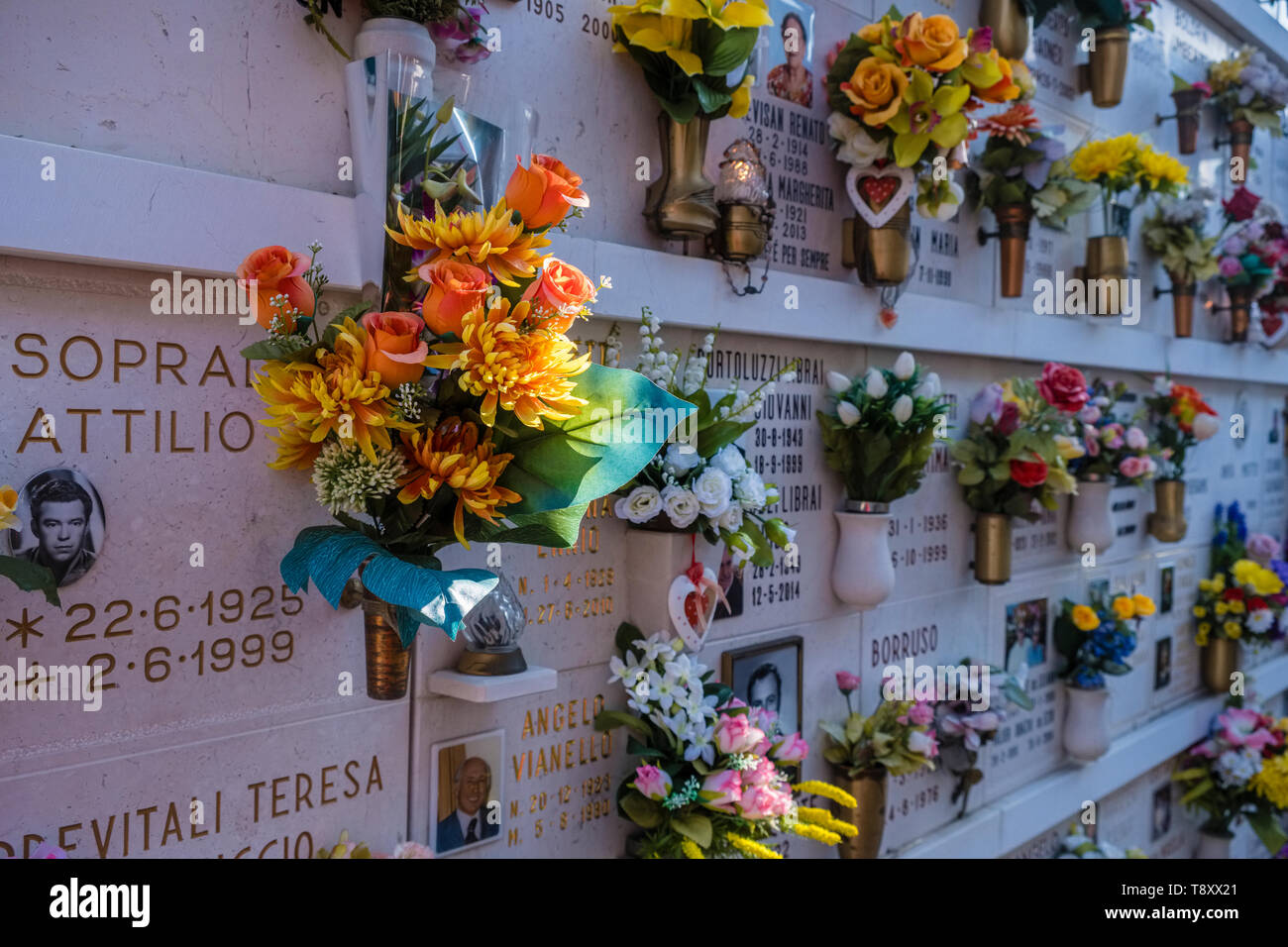 Urnengraber Auf Dem Friedhof Stockfotos Und Bilder Kaufen Alamy