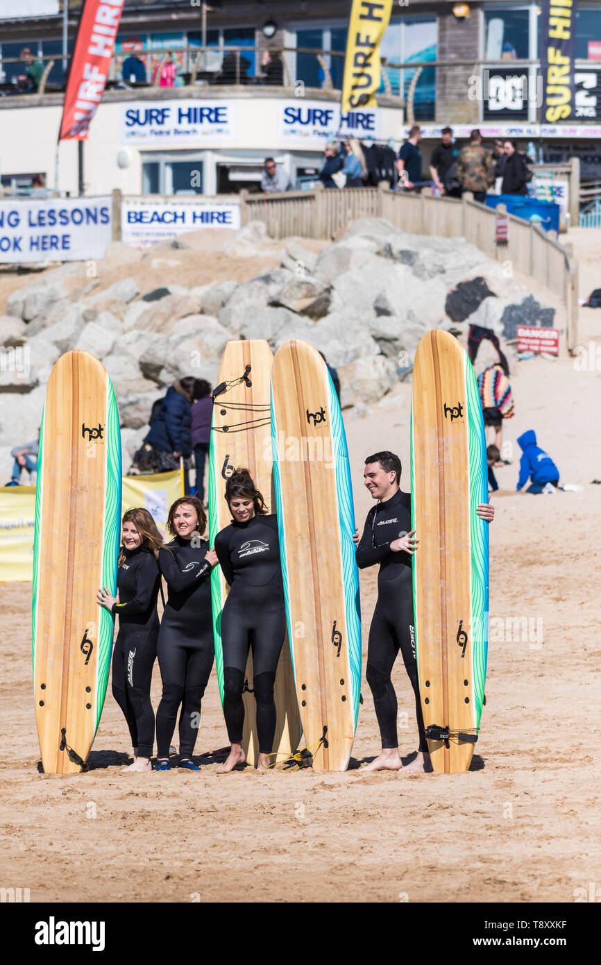 Surfer für die Fotografie auf den Fistral Beach in Newquay in Cornwall posieren. Stockfoto