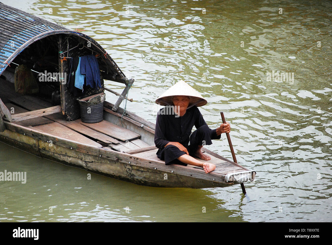 Frau in einem Boot auf den Perfume River und Hue, Vietnam Stockfoto