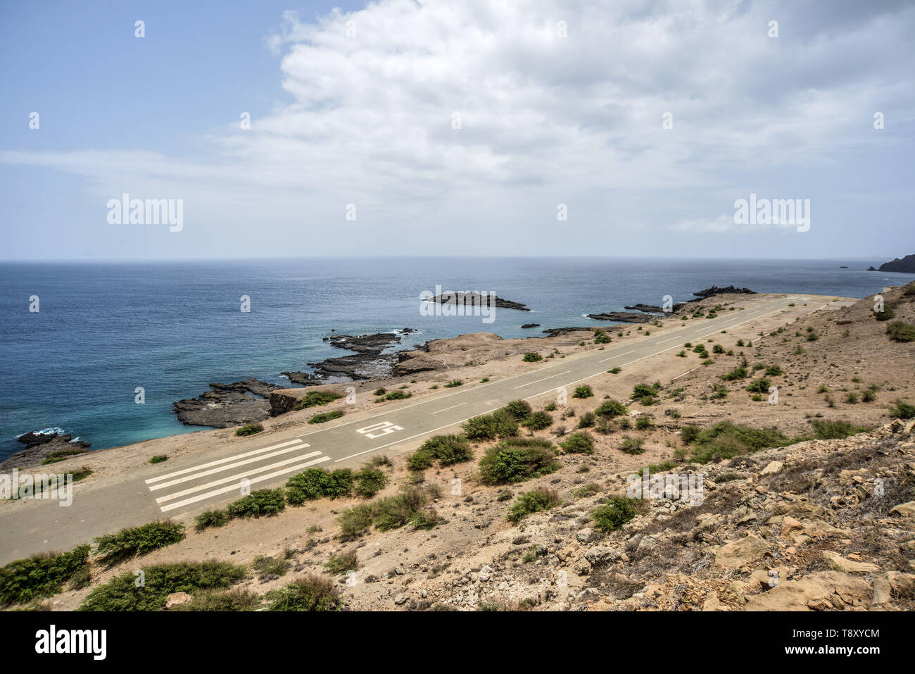 Kap Verde, Cabo Verde Archipel, Brava Insel: Nicht verwendete Start- und Landebahn eines Flughafens am Meer *** Local Caption *** Stockfoto