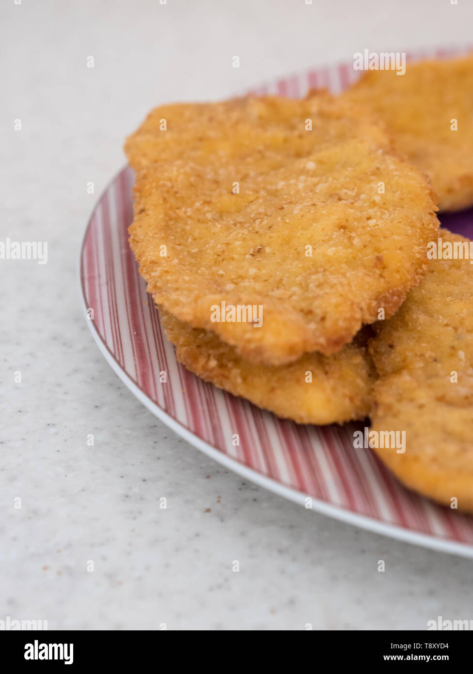 Goldenen Wiener Schnitzel auf dem Teller Stockfoto