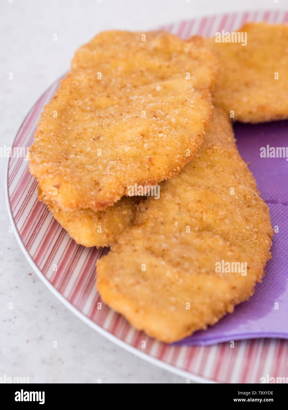 Golden Delicious Wiener Steak auf dem Teller Nahaufnahme Stockfoto