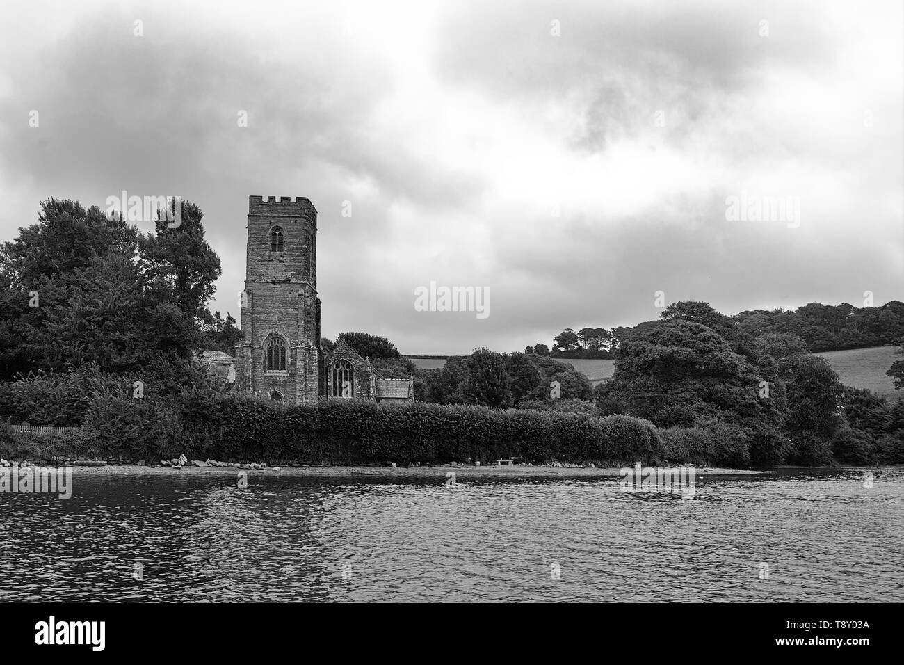 Blick auf St. Worfeln Kirche am Ufer des Swan River, in der Nähe von Looe, Cornwall, Großbritannien. Schwarz und Weiss Stockfoto