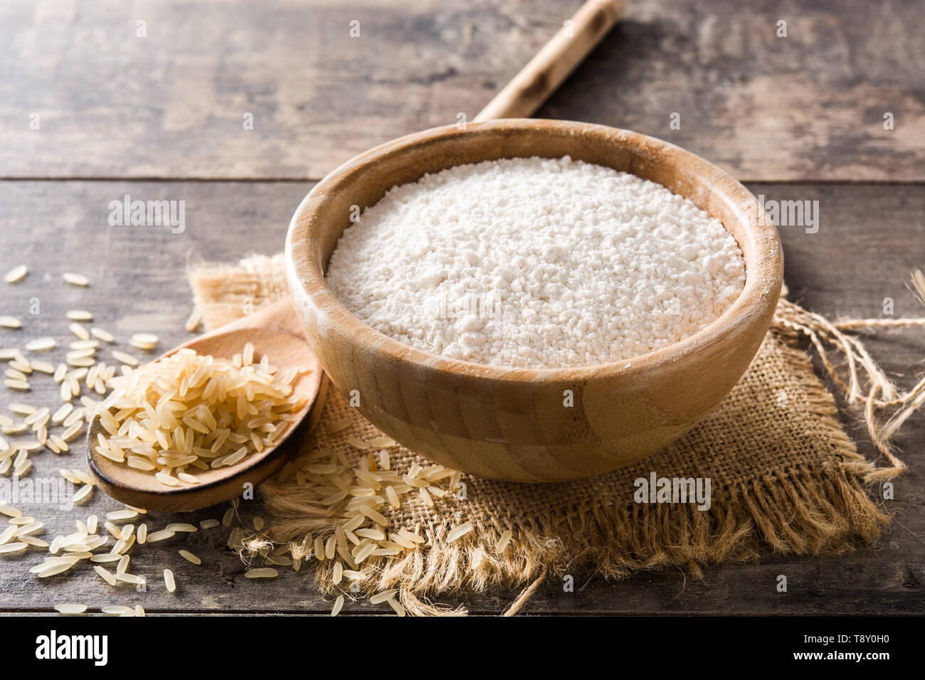 Weißer Reis Mehl in eine Schüssel auf hölzernen Tisch Stockfoto