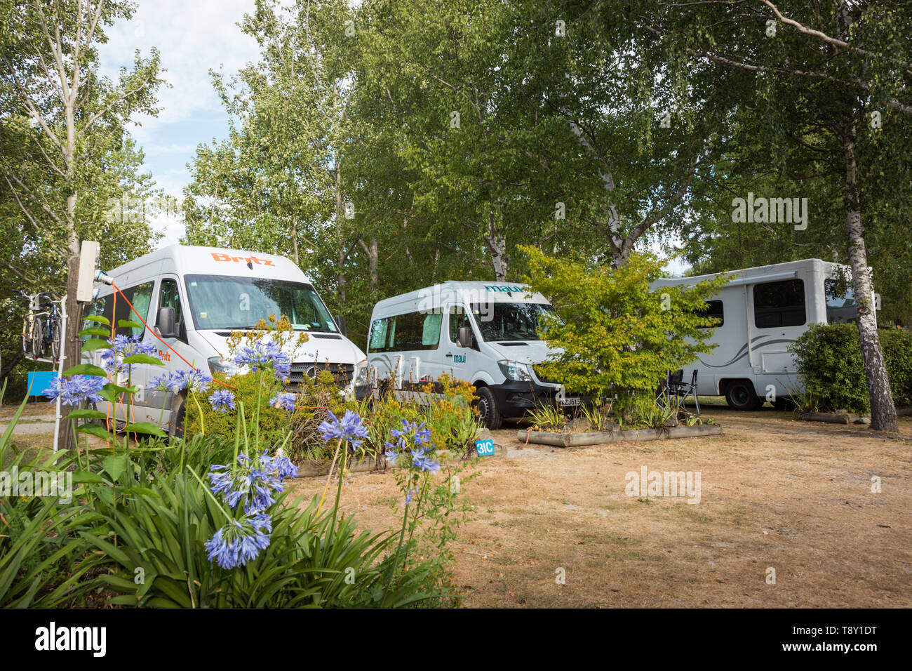 Reisemobile und Wohnmobile zu einem Top Ten Website, Hamner Springs, Neuseeland geparkt Stockfoto