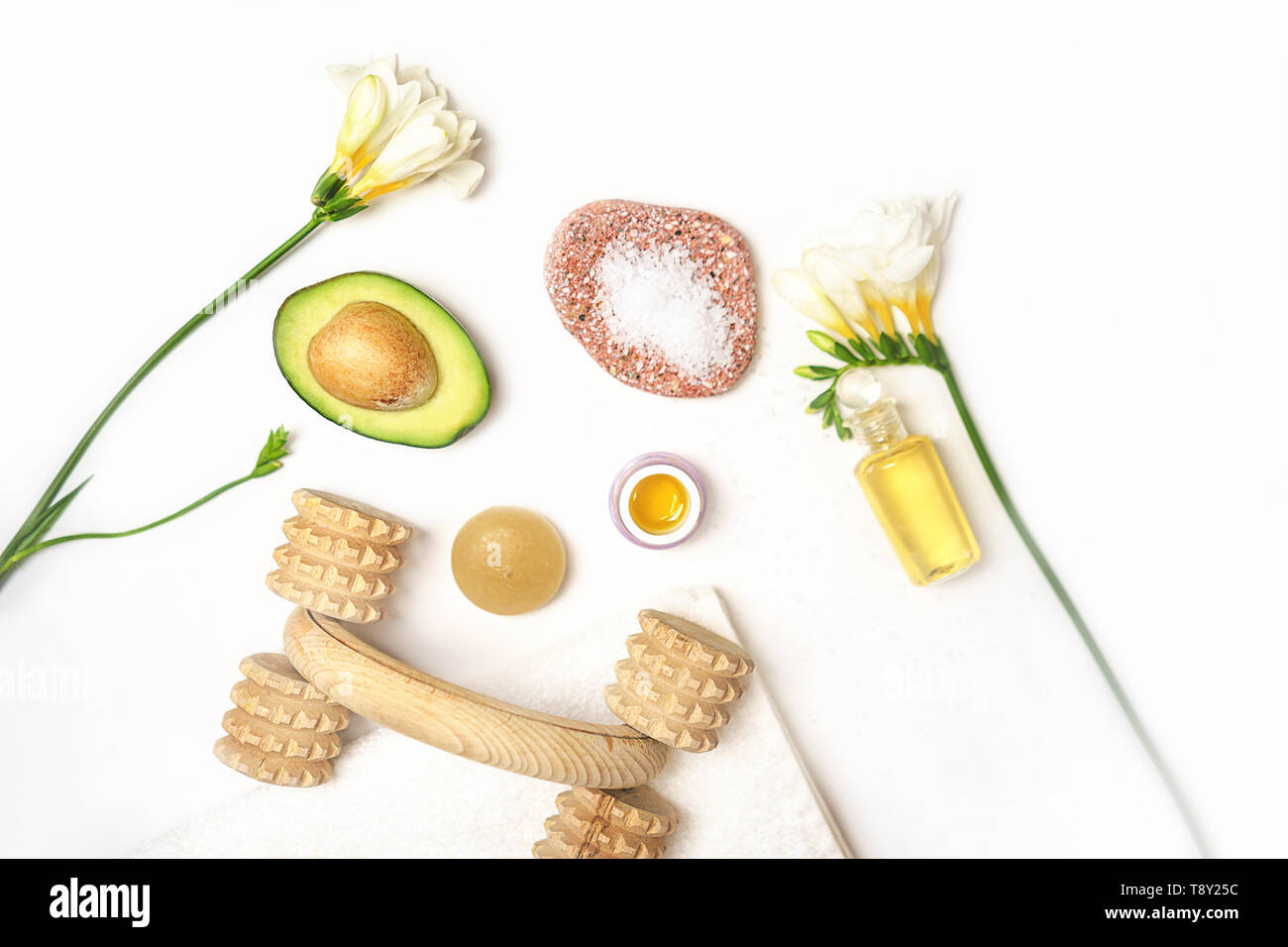Schönheit Konzept Avocado, Hautpflege Gesichtspflege Parfüm Öl, Pinsel, Lilie Blume und Handtuch auf weißem Hintergrund. Stockfoto