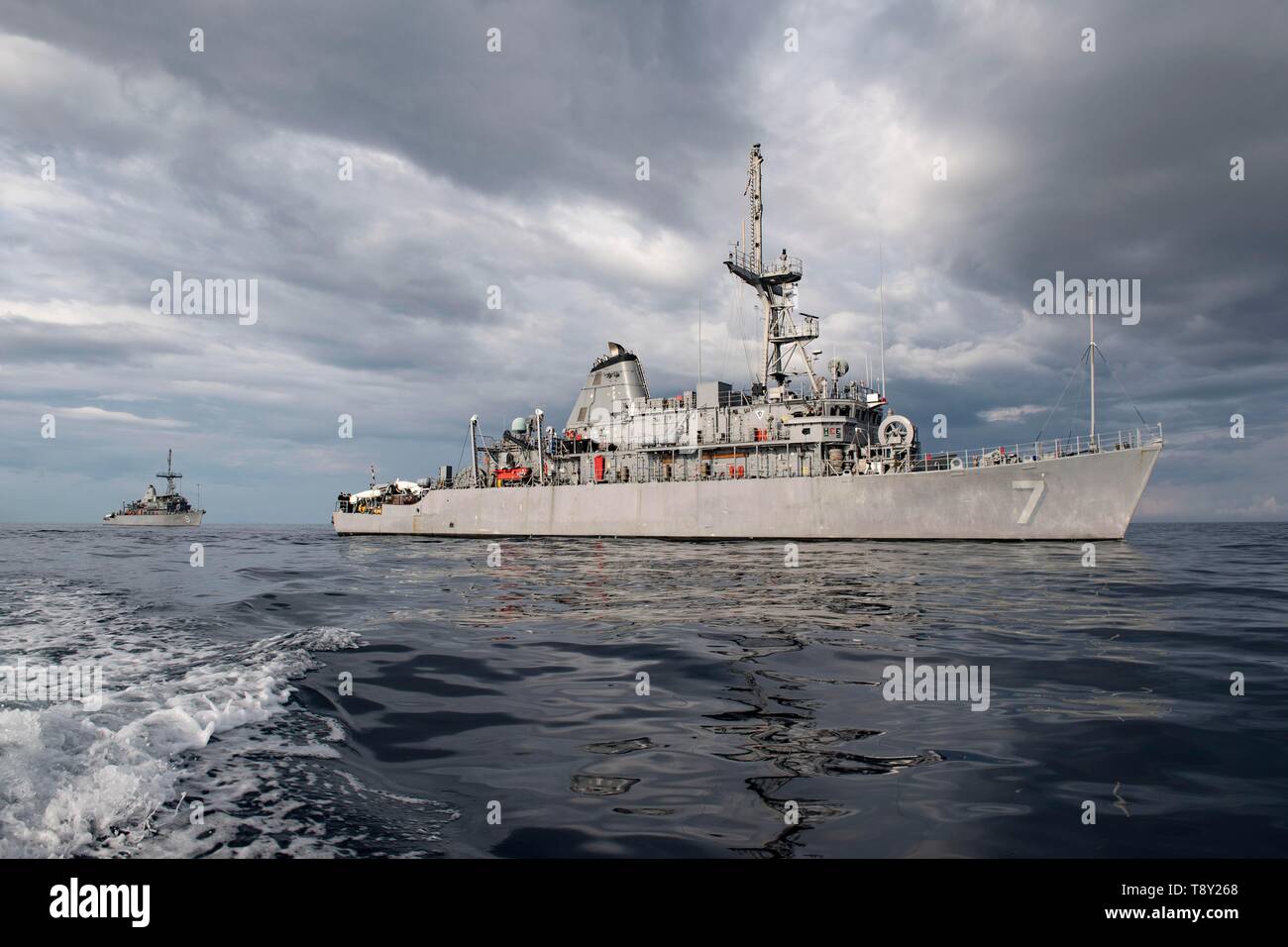 Die US-Marine Avenger-Klasse meine Gegenmaßnahme Schiff USS-Pionier und ihrem Schwesterschiff USS Patriot während Patrol Mai 8, 2019 in das Südchinesische Meer. Stockfoto