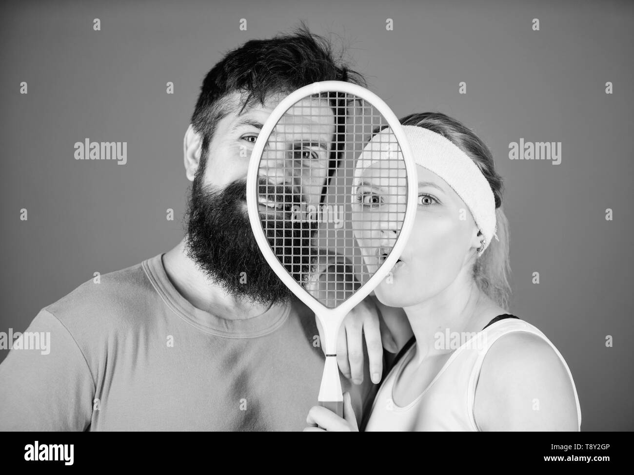 Gesunder Lebensstil Konzept. Mann und Frau Paar in der Liebe mit Tennisschläger Sport Equipment. Training und Fitness. Mädchen und Guy Tennis spielen. Paar Tennisspieler. Dieses Spiel ist mehr als Hobby. Stockfoto