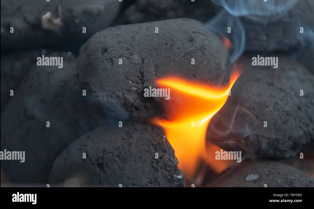 Eine Nahaufnahme von Rauch und schwarze Kohlen, wo die Flammen obwohl Emporragen Stockfoto