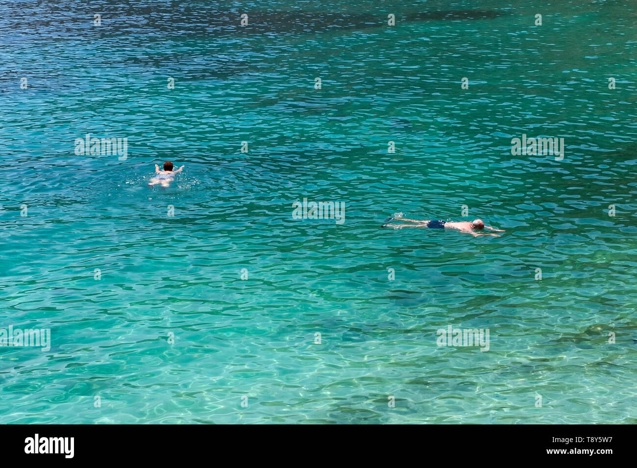 Frau und Mann im Meer schwimmen Stockfoto