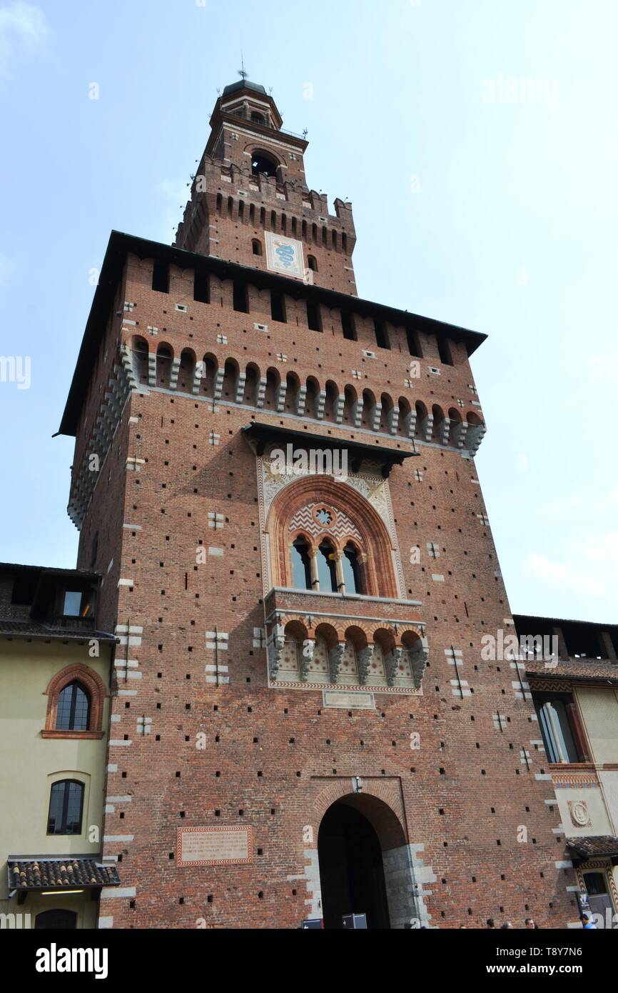 Blick vom Hof zum alten Eingang mittelalterlichen Turm von Schloss Sforza, das Castello Sforzesco in Mailand. Stockfoto