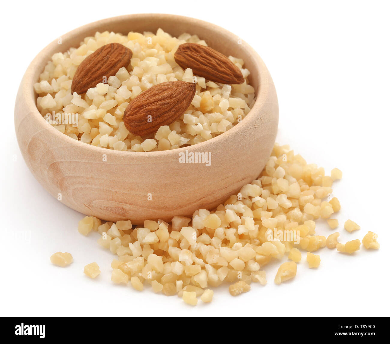 Kleine Stücke gehackten Mandeln mit ganzen, Stockfoto