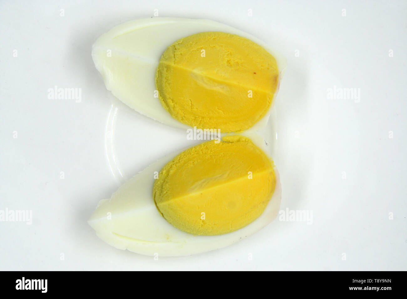 Gekochtes Ei auf einem weißen Hintergrund. Osterei als Frühstück ...