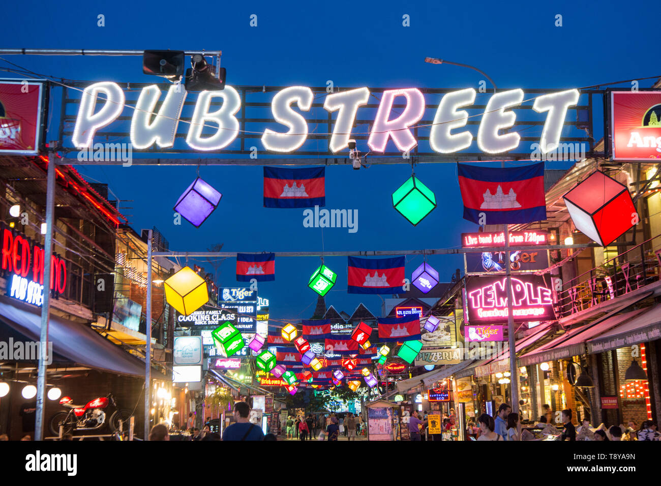 Eine Straße des Pub Street in der Altstadt in der Innenstadt von Siem Reap im Nordwesten von Kambodscha. Siem Reap, Kambodscha, November 2018 Stockfoto