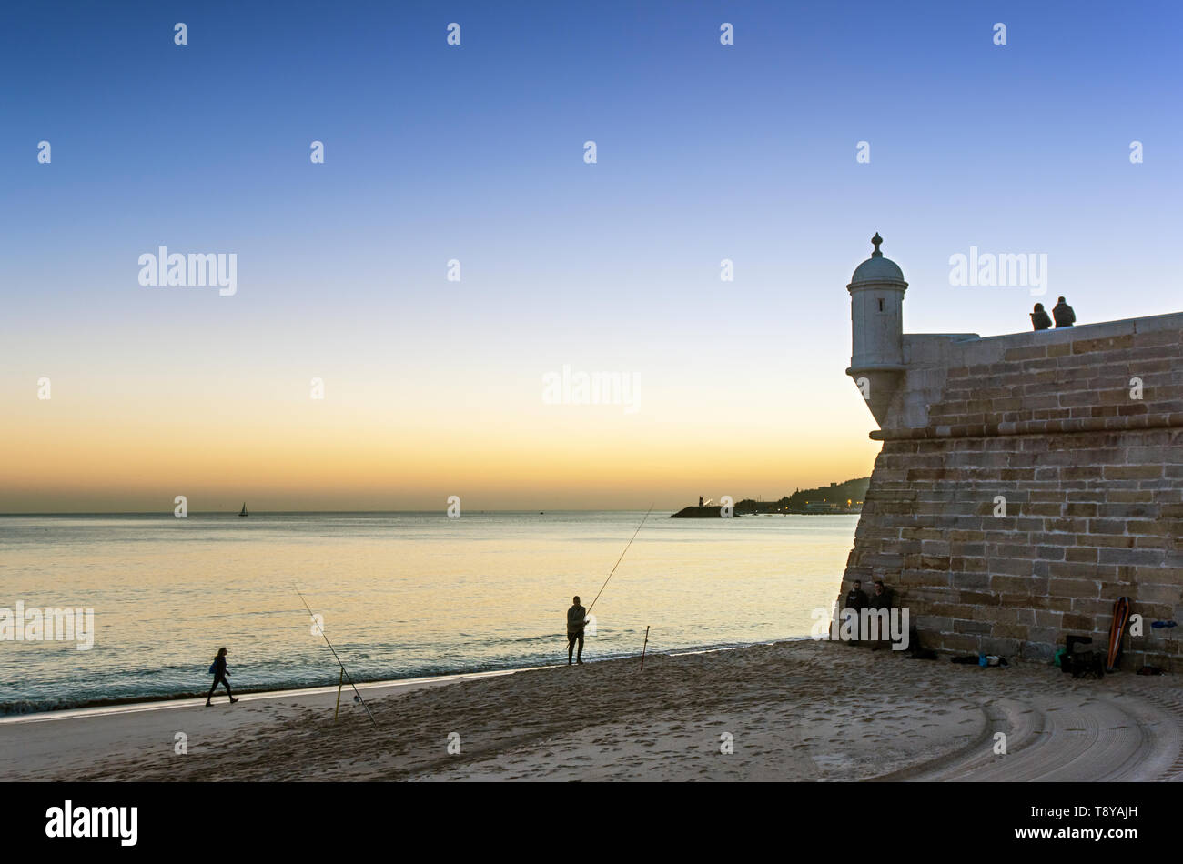 Die Festung der Küsten Fischerdorf Sesimbra und den Strand. Portugal Stockfoto