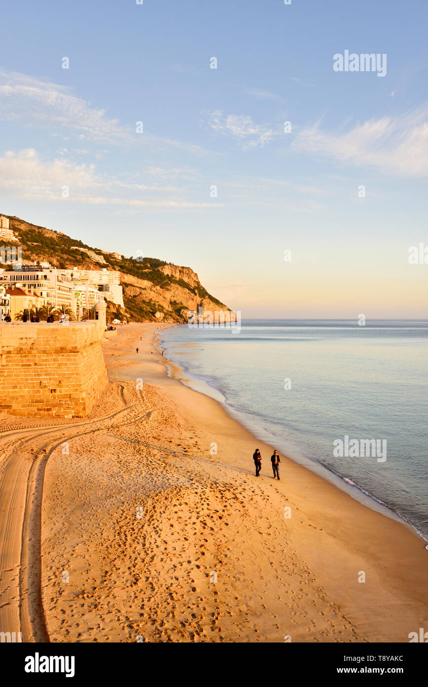 Die Coastal Fischerdorf Sesimbra und den Strand. Portugal Stockfoto