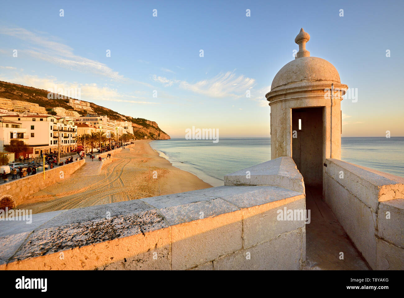 Die Coastal Fischerdorf Sesimbra und den Strand. Portugal Stockfoto