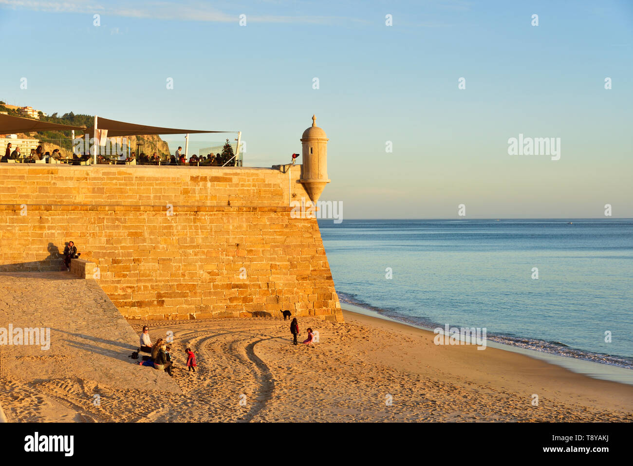 Die Festung der Küsten Fischerdorf Sesimbra und den Strand. Portugal Stockfoto