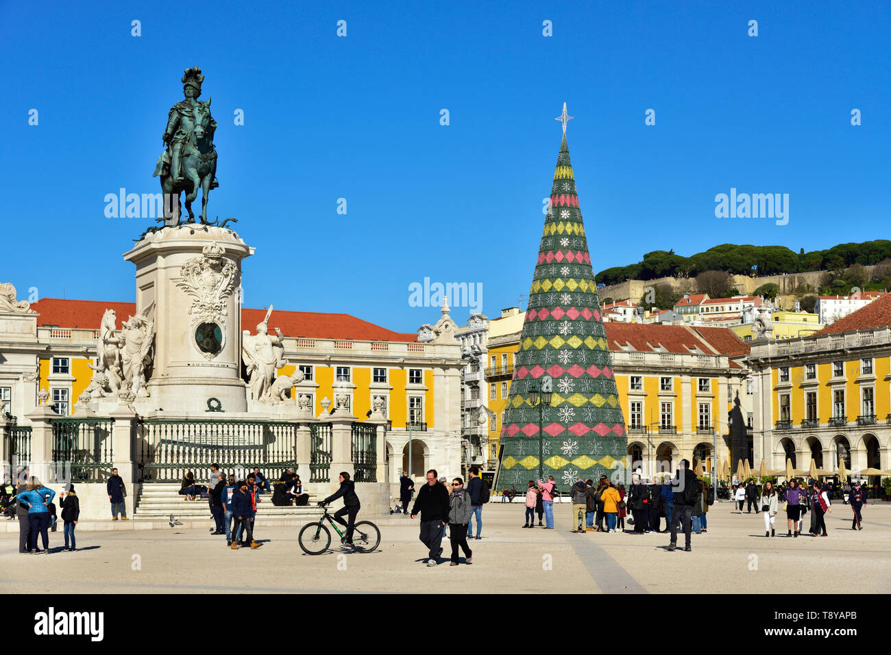 Terreiro do Paço (Praça do Comércio) mit den traditionellen Weihnachtsbaum, eines der Zentren der historischen Stadt mit Blick auf den Fluss Tejo. Lissabon, Port Stockfoto