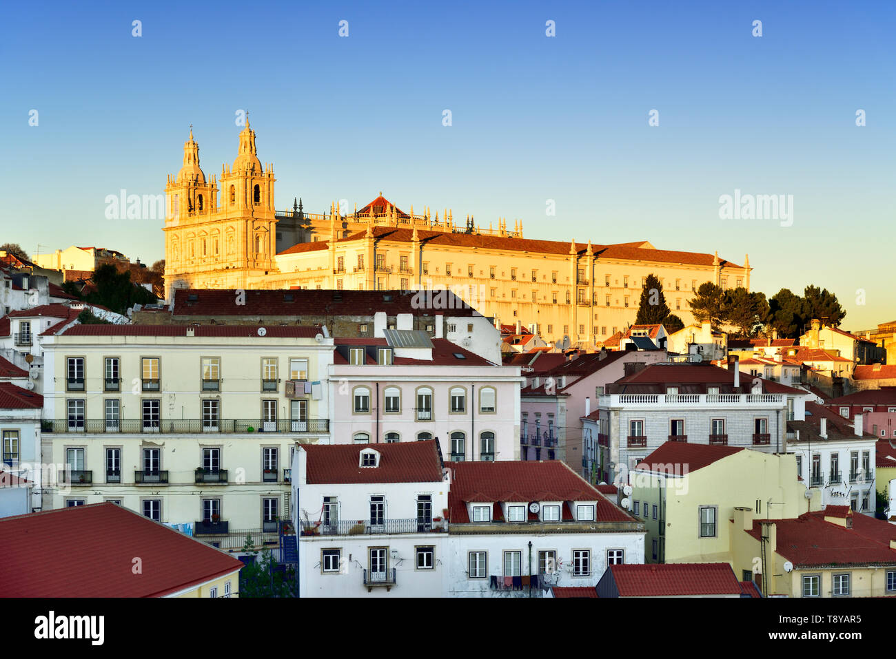 Das Kloster São Vicente de Fora und Alfama in der Dämmerung. Lissabon, Portugal Stockfoto