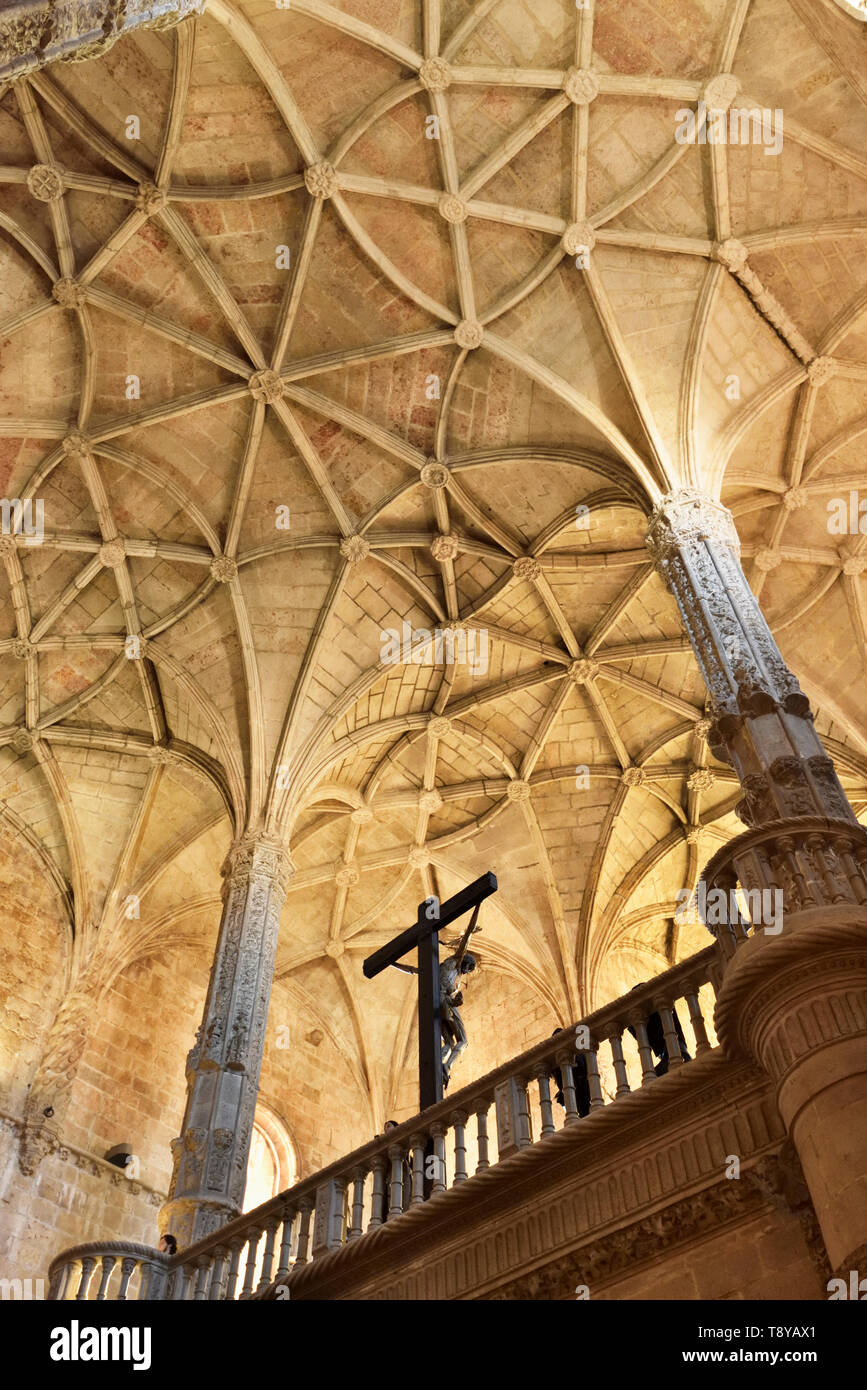 Innenraum der Kirche Santa Maria de Belém an der Jerónimos Kloster (Mosteiro dos Jerónimos), einem UNESCO-Weltkulturerbe. Lissabon, Portugal Stockfoto