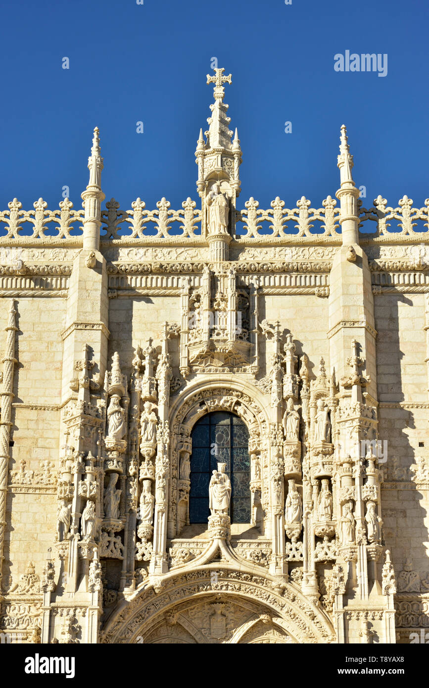 Das Hauptportal der Kirche Santa Maria de Belém, Jerónimos Kloster (Kloster), Hieronymites im manuelinischen Stil. Lissabon, Portugal Stockfoto