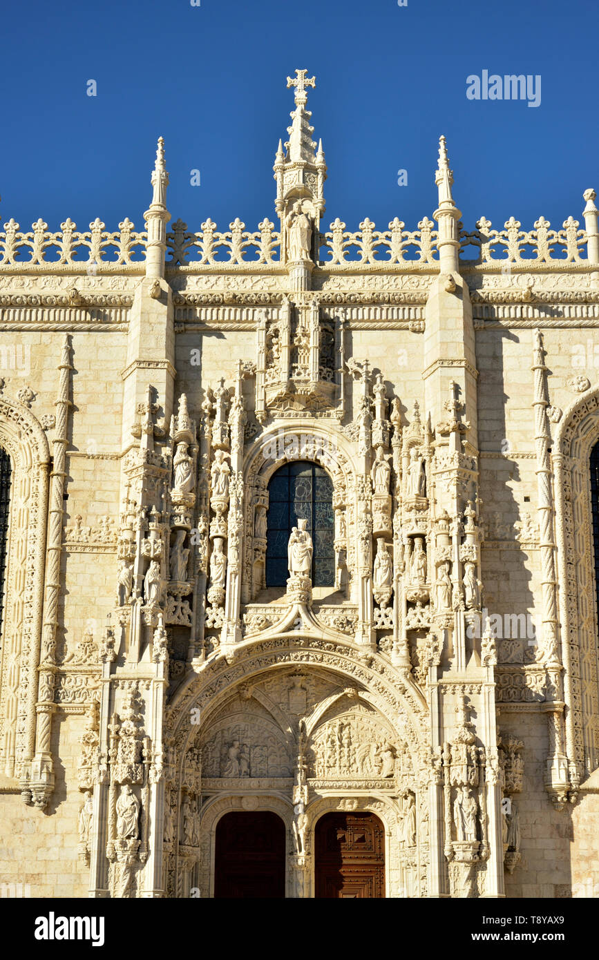 Das Hauptportal der Kirche Santa Maria de Belém, Jerónimos Kloster (Kloster), Hieronymites im manuelinischen Stil. Lissabon, Portugal Stockfoto