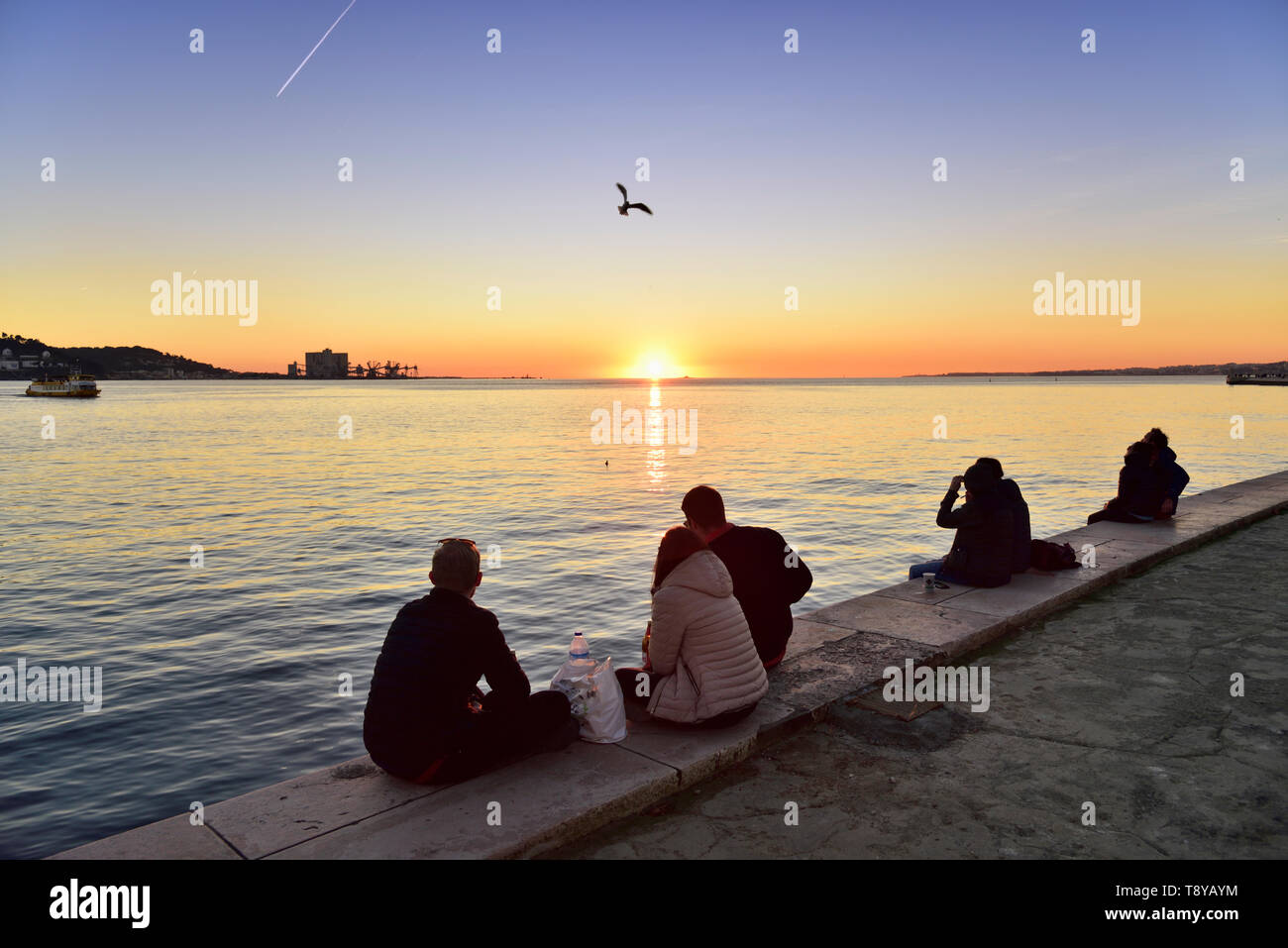 Bewundern Sie den Sonnenuntergang auf dem Fluss Tejo in einer ruhigen Abend. Belém, Lissabon. Portugal Stockfoto