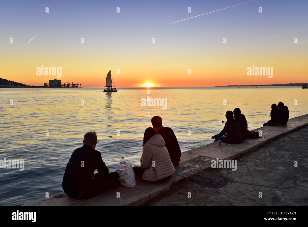 Bewundern Sie den Sonnenuntergang auf dem Fluss Tejo in einer ruhigen Abend. Belém, Lissabon. Portugal Stockfoto