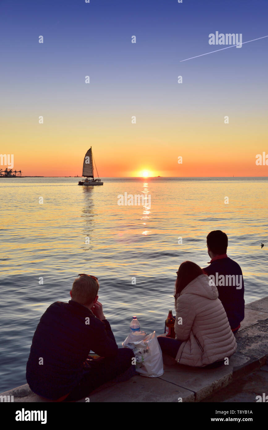Bewundern Sie den Sonnenuntergang auf dem Fluss Tejo in einer ruhigen Abend. Belém, Lissabon. Portugal Stockfoto
