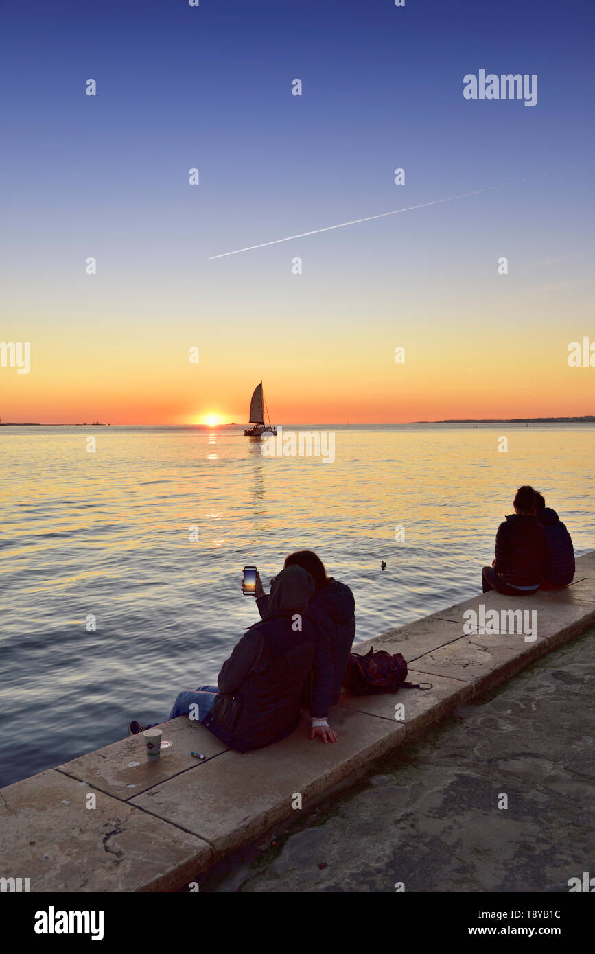 Bewundern Sie den Sonnenuntergang auf dem Fluss Tejo in einer ruhigen Abend. Belém, Lissabon. Portugal Stockfoto