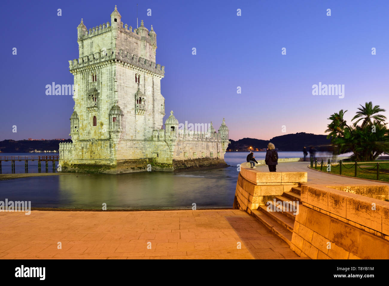 Torre de Belém (Turm von Belém), in den Fluss Tejo, ein UNESCO-Weltkulturerbe im 16. Jahrhundert in Portugiesisch manuelinischen Stil erbaut in der Dämmerung. Es Stockfoto