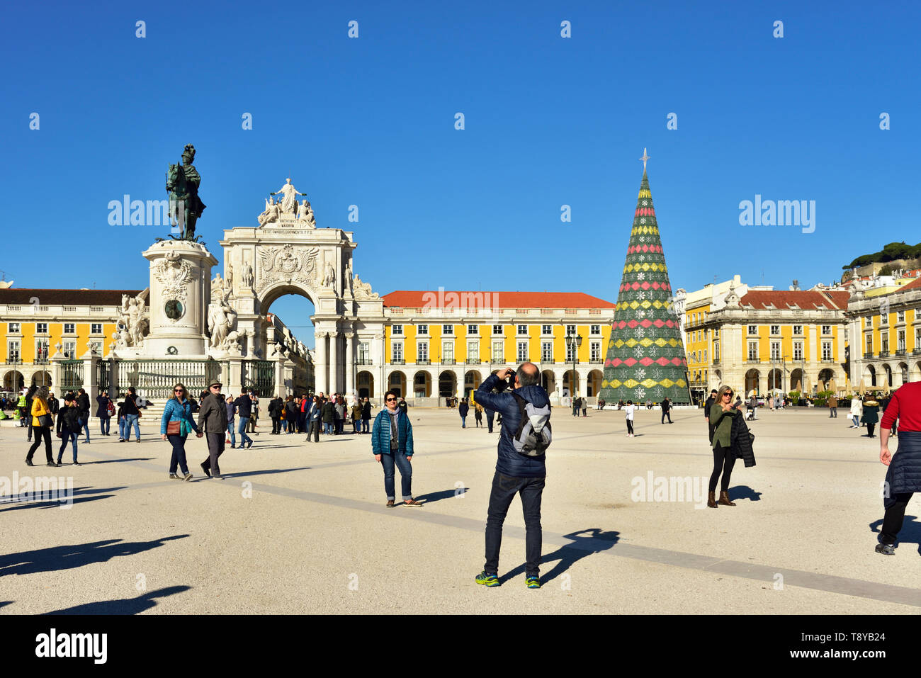 Terreiro do Paco (Praça do Comercio) mit den traditionellen Weihnachtsbaum, eines der Zentren der historischen Stadt mit Blick auf den Fluss Tejo. Lissabon, Port Stockfoto
