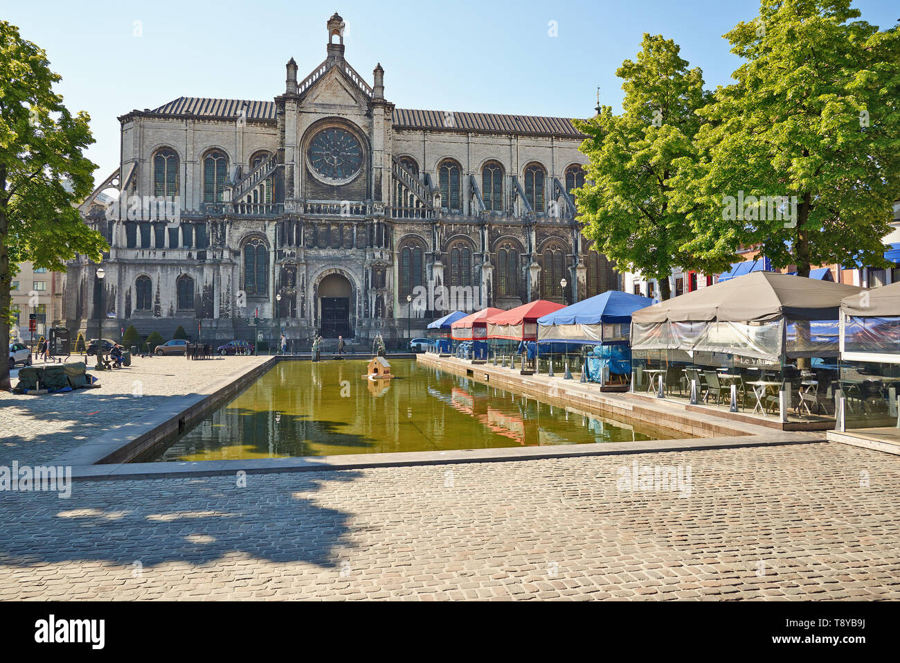 Brüssel, Belgien - 15. Mai 2019: Seitenansicht der St. Catherine Kirche in einem sonnigen Morgen Tag auf der St. Catherine Platz in Brüssel, Belgien Stockfoto