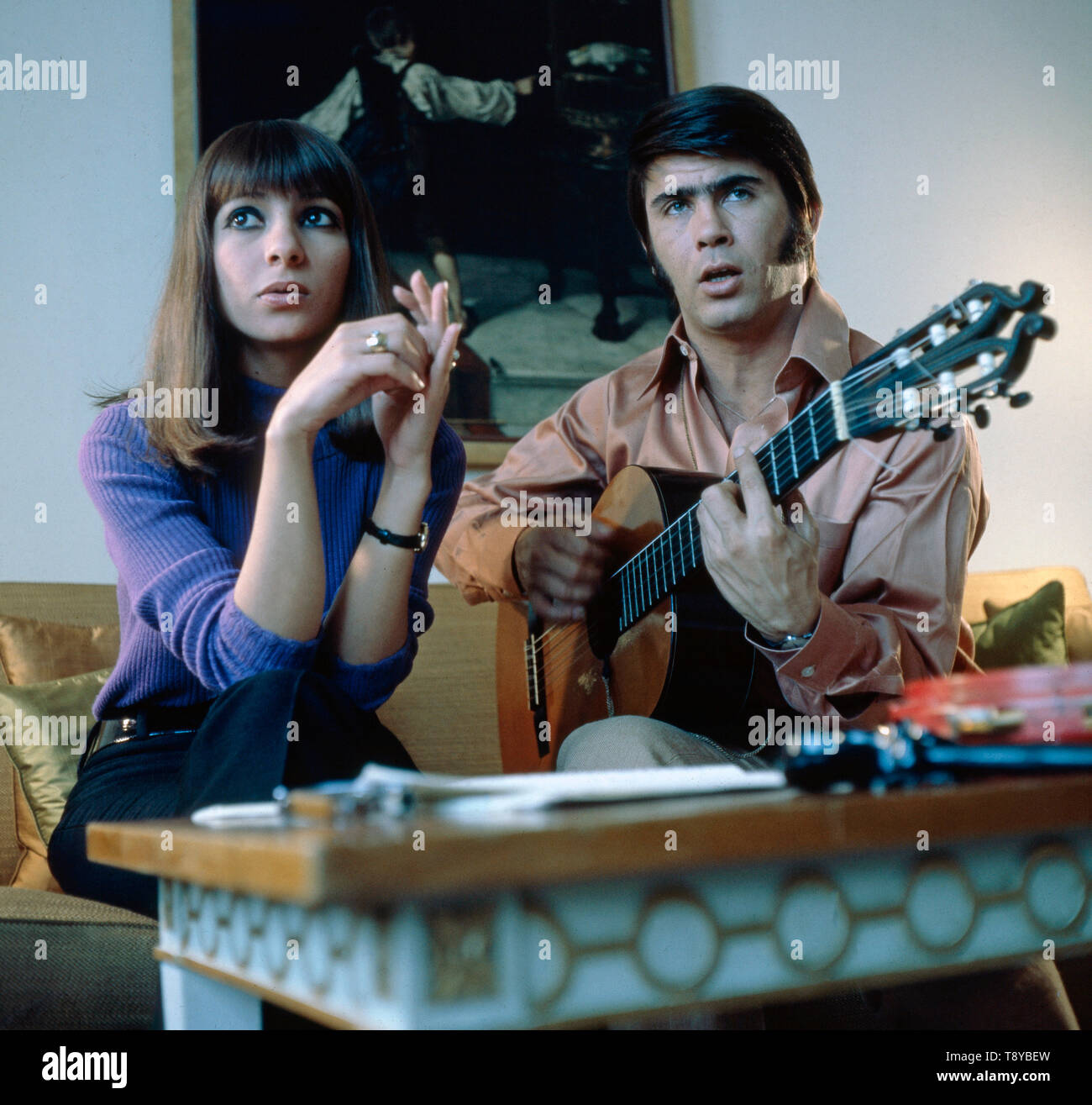 Das israelische Gesangsduo Esther & Abi Ofarim musizieren gemeinsam 1967 5/6 einer Homestory. Die Israelische vocal duo Esther & Abi Ofarim machen zusammen Musik im Jahre 1967 während eines Home Geschichte. Stockfoto