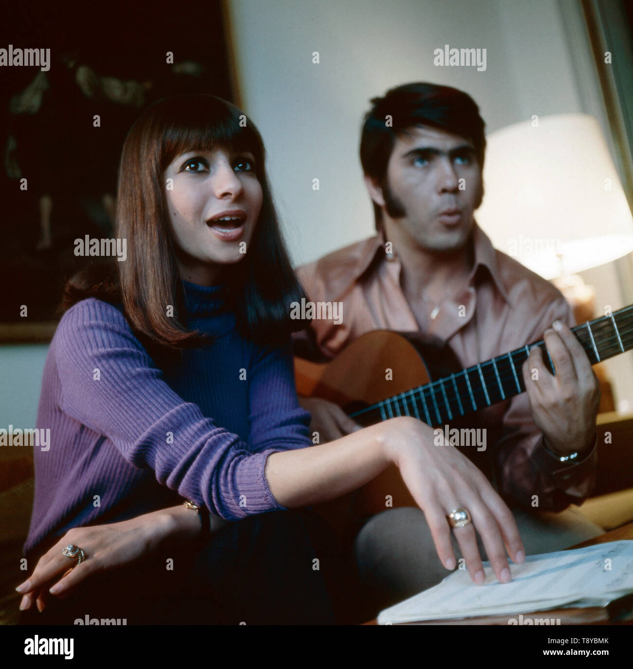 Das israelische Gesangsduo Esther & Abi Ofarim musizieren gemeinsam 1967 5/6 einer Homestory. Die Israelische vocal duo Esther & Abi Ofarim machen zusammen Musik im Jahre 1967 während eines Home Geschichte. Stockfoto