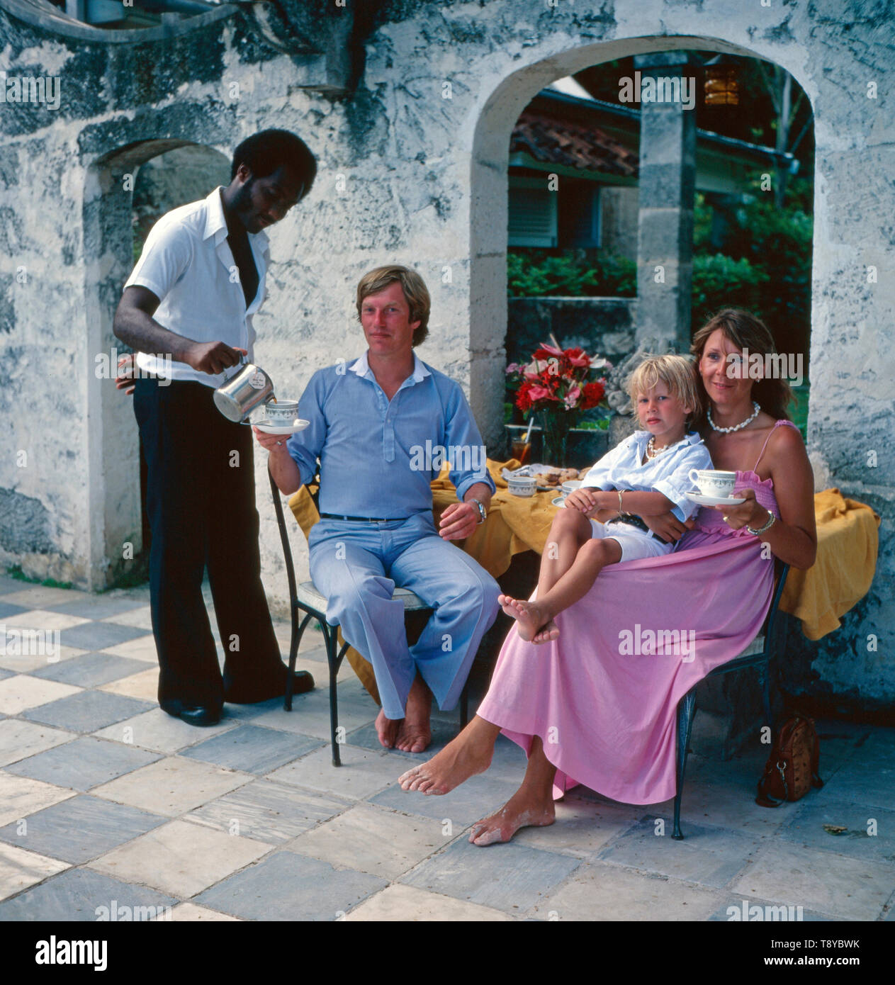 Prinz Leopold von Bayern und seine Ehefrau Ursula posieren für ein Bild gemeinsam mit ihrem Art 5/6 eines morgendlichen Frühstücks, Bahamas Ca. 1980er Jahre. Prinz Leopold von Bayern und seine Frau Ursula für ein Bild zusammen stellen mit ihrem Kind während einer morgendlichen Frühstück, Bahamas ca. 80er Jahre. Stockfoto