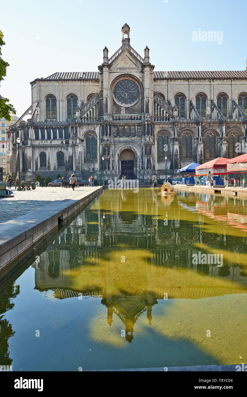 Brüssel, Belgien - 15. Mai 2019: Seitenansicht der St. Catherine Kirche in einem sonnigen Morgen Tag auf der St. Catherine Platz in Brüssel, Belgien Stockfoto