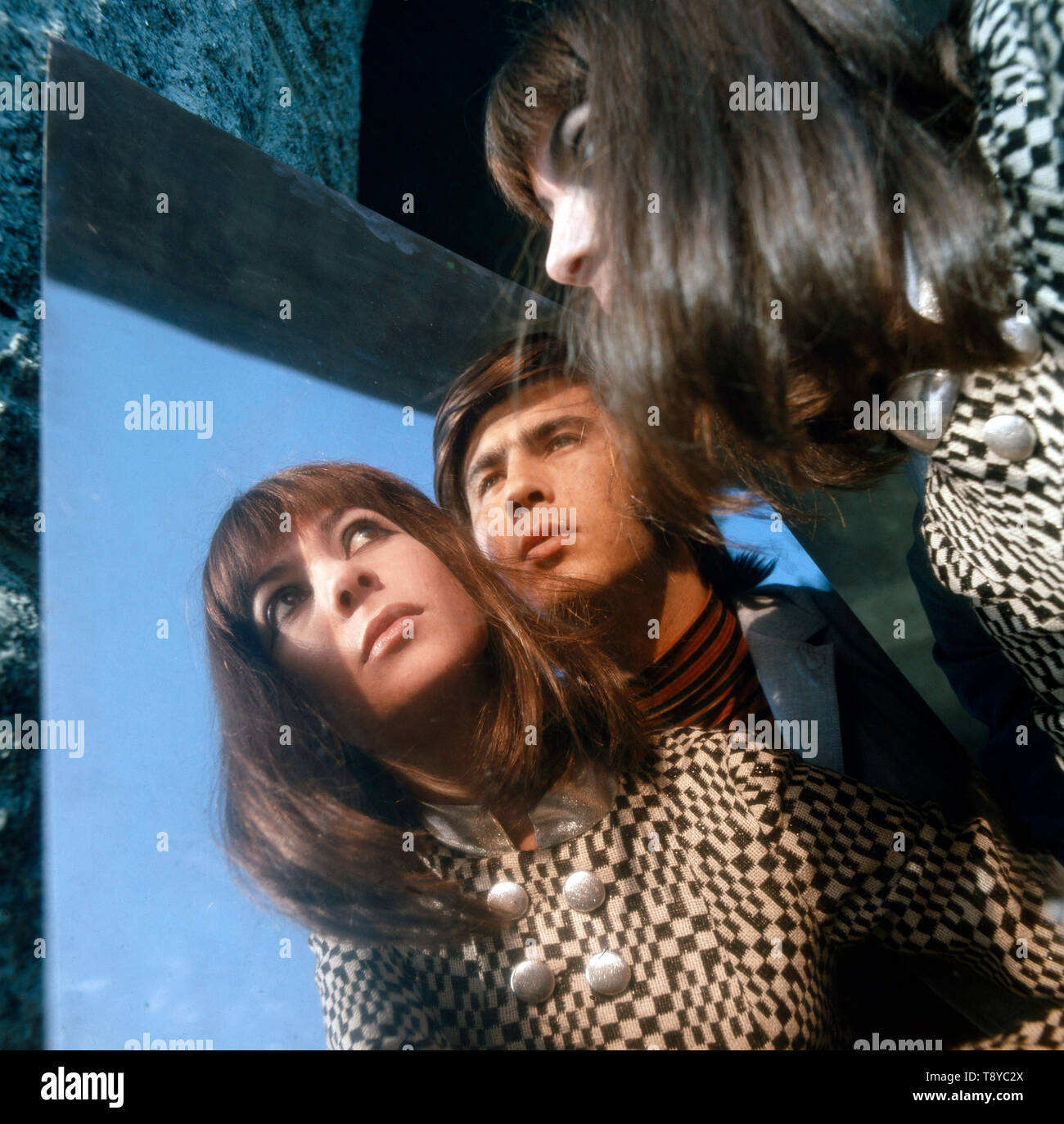 Berühmten Sänger Esther Ofarim und Abi Ofarim posieren gemeinsam vor einem Spiegel, Ca. 1967. Die berühmten Sänger Esther Ofarim und Abi Ofarim pose zusammen vor einem Spiegel, Ca. 1967. Stockfoto