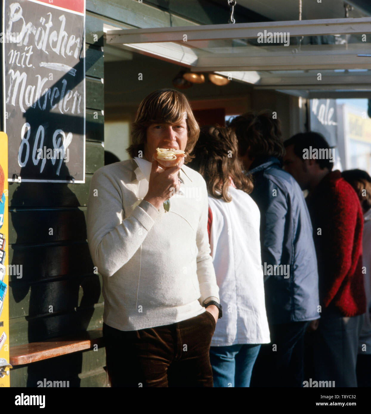 Prinz Leopold von Bayern genehmigt sich einen Bissen aus seinem