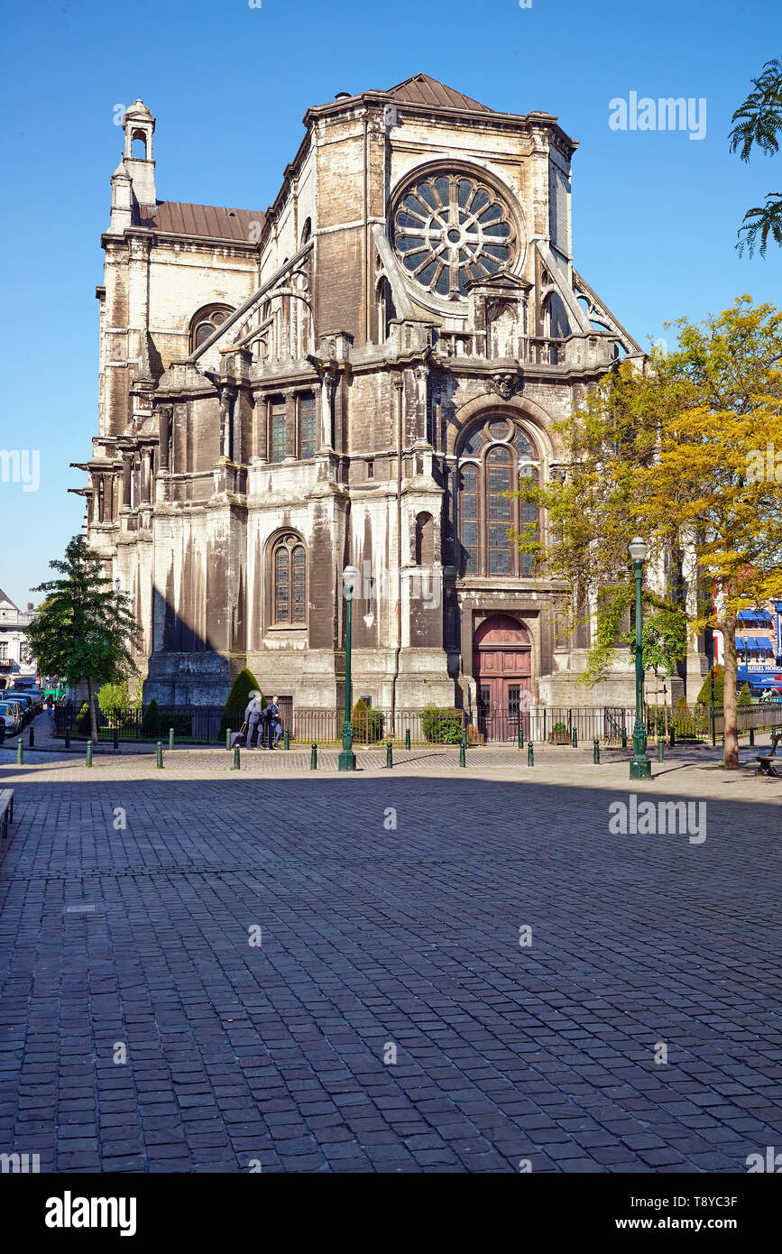 Brüssel, Belgien - 15. Mai 2019: Rückseite der St. Catherine Kirche in einem sonnigen Morgen Tag auf der St. Catherine Platz in Brüssel, Belgien Stockfoto