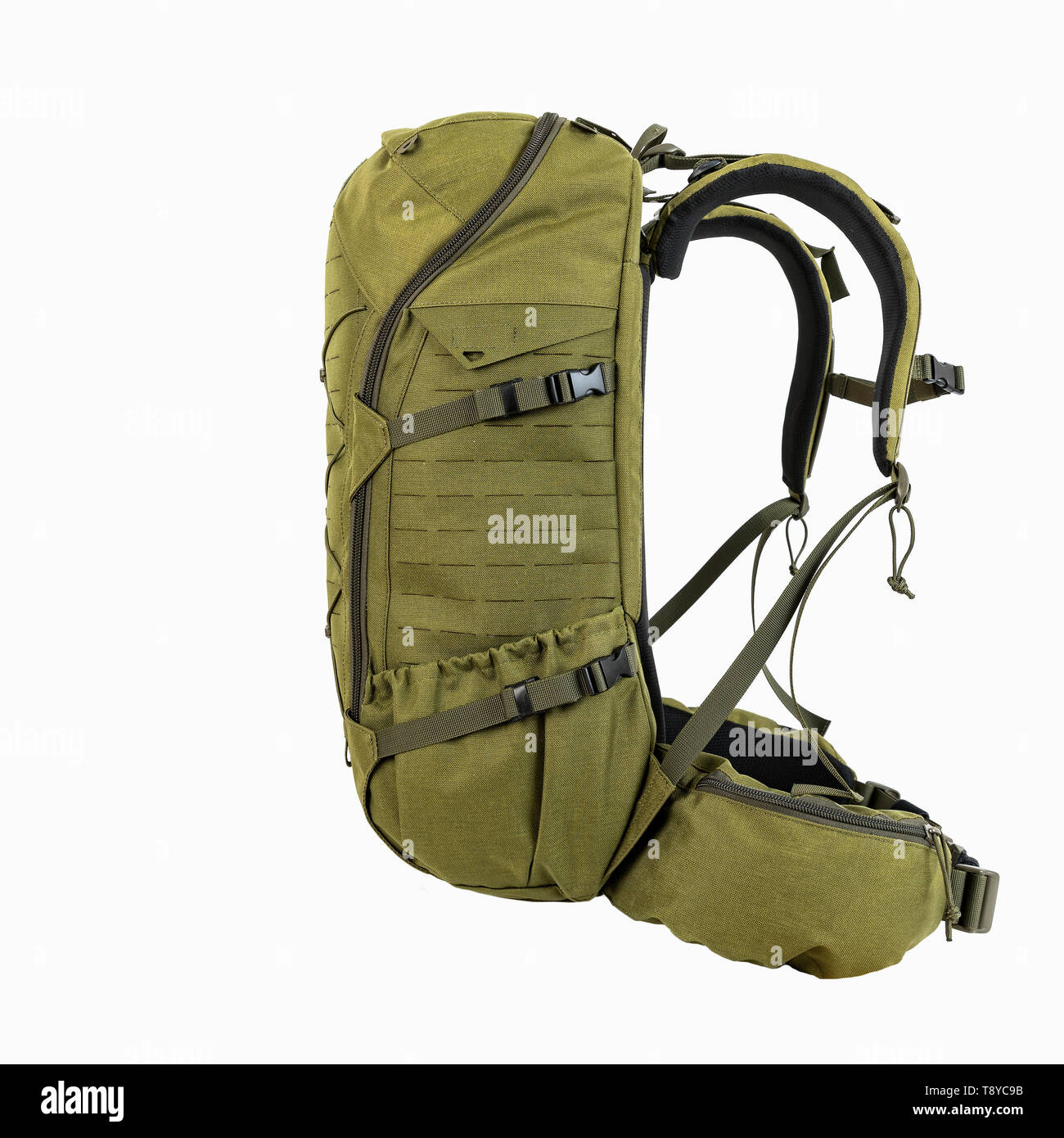 Grüne Wanderrucksack für Jäger Camouflage mit seitlichen Taschen auf weißem Hintergrund, Stockfoto