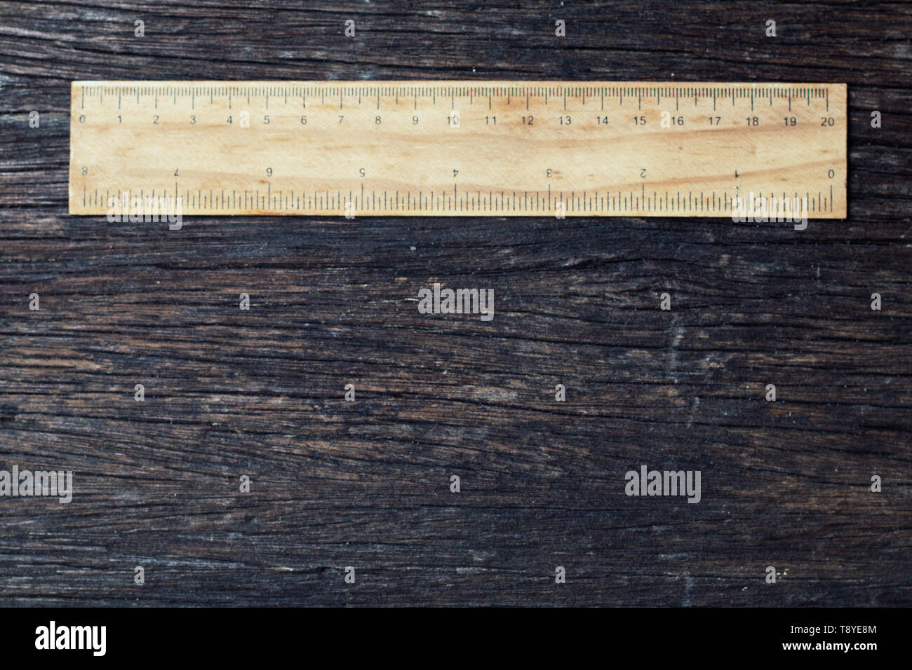 Holz- Herrscher in Zentimeter und Zoll auf alten Holz rustikale Hintergrund Natur eco Umwelt Konzept Idee Stockfoto
