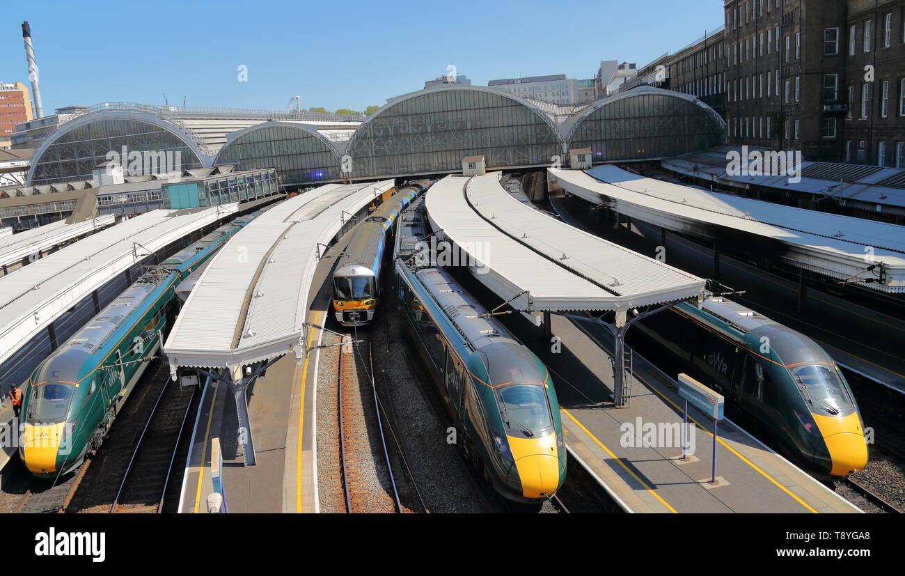 London Paddington Station mit Hitachi 802 Klasse Züge auf die Plattformen in London, Großbritannien Stockfoto
